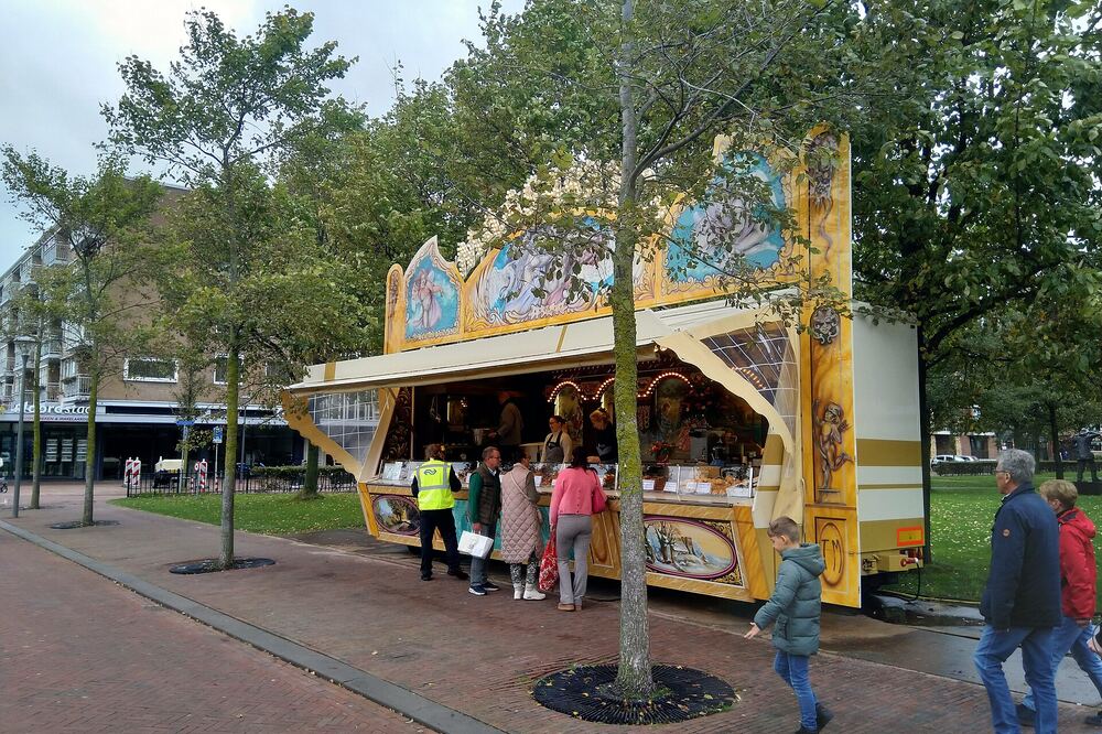 Kraam met bezoekers in een winkelstraat in Den Helder