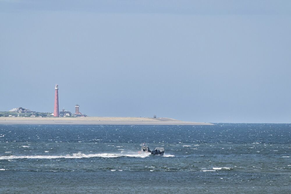 Het Marsdiep bij Den Helder met vuurtoren Lange Jaap aan de horizon