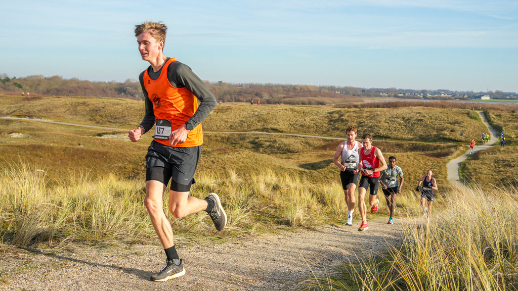 Noordkop Duincross voert hardlopers door de Helderse duinen en over het strand in Den Helder